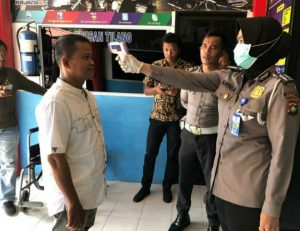 Suhu Tubuh Anggota Polres Tanjungpinang Dan Warga Diperiksa