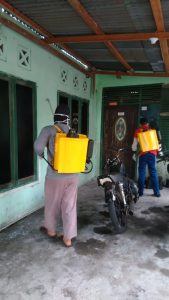 Jamaah Musholla Al Azhar dan Warga Melakukan Penyemprotan Disinfektan