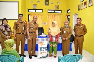 Bupati Natuna Serahkan Bantuan Ketahanan Pangan Kepada 220 Warga Kurang Mampu