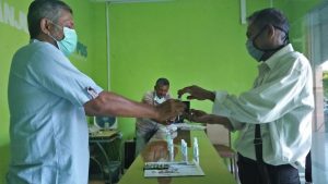 Bagi-bagi Sanitizer, Ketua PWI Pinang Bintan Minta Wartawan Tetap Semangat