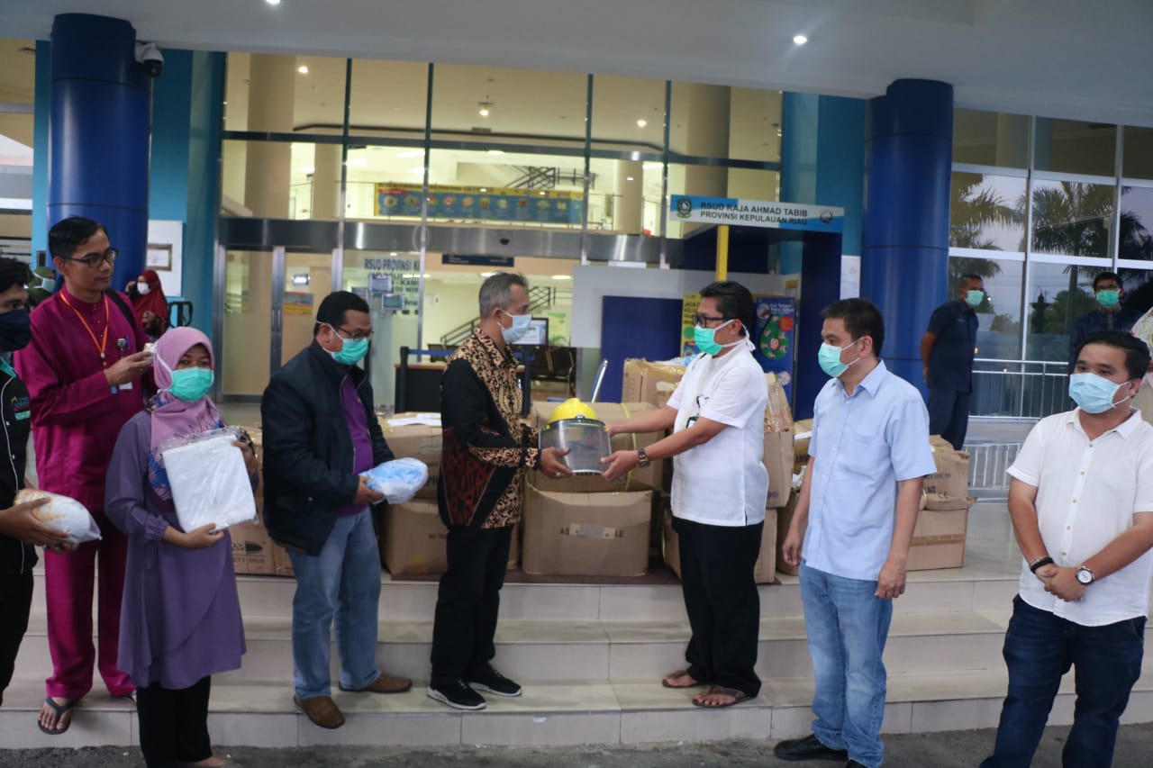 Anggota Dewan Perwakilan Rakyat Daerah (DPRD) Kepri, Rudi Chua menyerahkan bantuan Alat Pelindung Diri (APD) dari perwakilan Gereja se-Kota Tanjungpinang ke Rumah Sakit Umum Provinsi (RSUP) Kepri