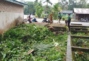 DLH Lingga Bersihkan RSUD Encek Maryam, Nirmansyah : Jaga Kebersihan