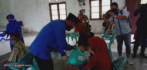 Ke Serasan, Bupati Serahkan 155 Paket Sembako