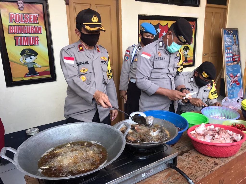 Ini Cara Polsek Bunguran Timur Saat Berbagi di Bulan Ramadhan