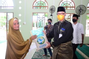 Sekda Lingga Salurkan Bantuan Sembako di Desa Tanjung Kelit