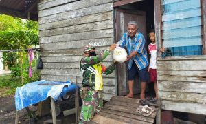 Dampak COVID-19, Babinsa Koramil 01/Bengkalis Bagikan Sembako ke Warga Door To Door
