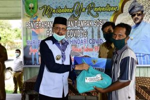 Bupati Natuna Serahkan Sembako Kepada Warga Kurang Mampu di Kecamatan Bungsel