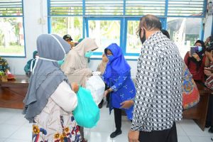 Bupati Natuna Salurkan Sembako Kepada WKM