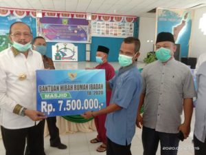 Tak Kenal Lelah, Bupati Natuna Kembali Serahkan Bantuan
