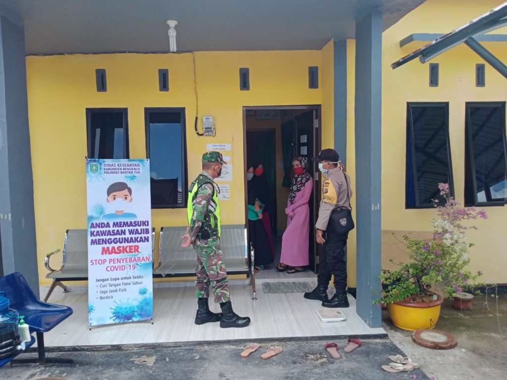Babinsa dan Bhabinkamtibmas Sosialisasi Pengecekan Pos COVID-19