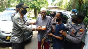 Dapur Umum Polres Tanjungpinang Melalui Polsek KKP dan Sat Reskrim Bantu Masyarakat Dompak Pesisir