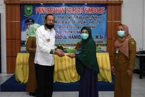 Bupati Natuna Serahkan BLT bagi Masyarakat Bunguran Terdampak Covid 19 Kecamatan Bunguran Timur