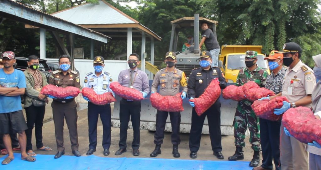 BC Bengkalis Lakukan Pemusnahan Barang Bukti Bawang Merah Ilegal