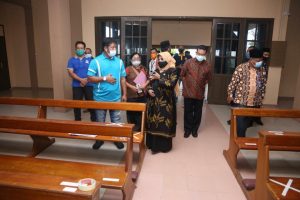 Rahma Tinjau Kesiapan Ibadah New Normal di Gereja Katolik Kristus Raja