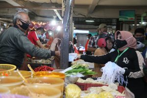 Kembali Meninjau Pasar, Rahma dan FKPD Bagikan Masker dan Beri Imbauan