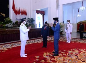 Lantik Jadi Gubernur Kepri, Jokowi Ingatkan Isdianto Majukan Kepri