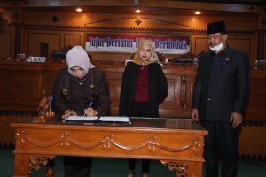 Plt. Walikota Tanjungpinang lakukan Penandatanganan dan Persetujuan Bersama Pimpinan DPRD Tanjungpinang