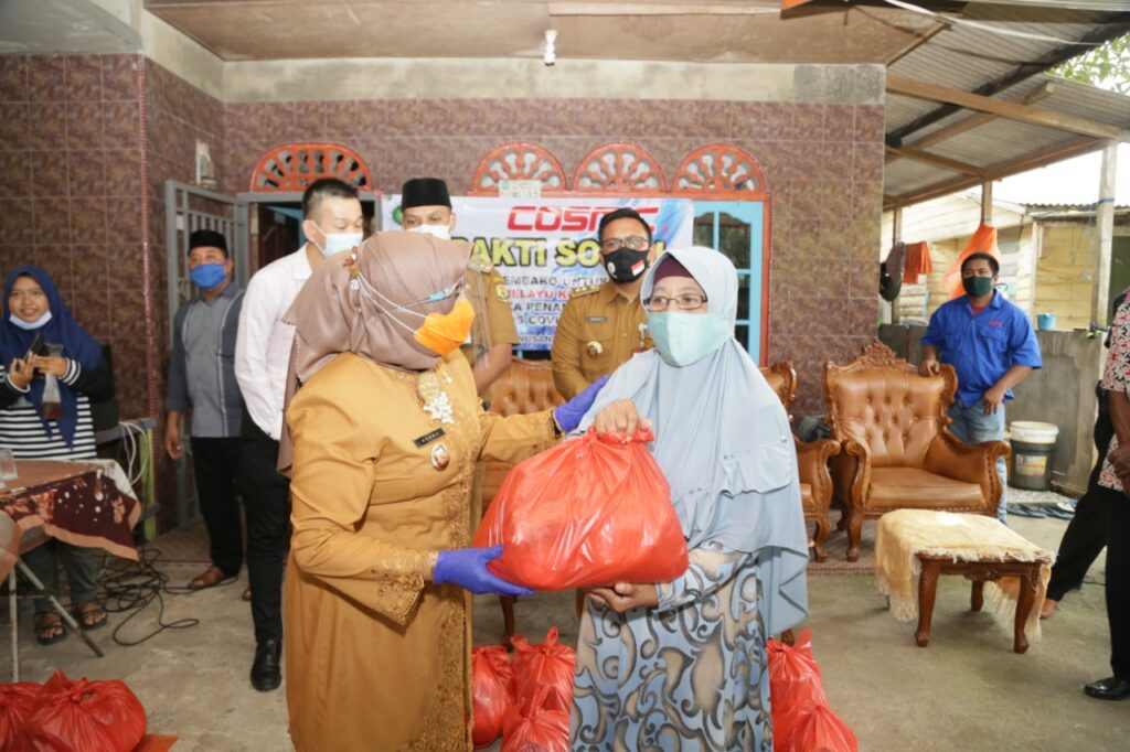 Warga Kampung Melayu Kebagian Paket Sembako Dari PT. Cosmic