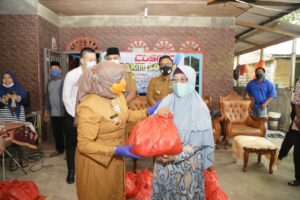 Warga Kampung Melayu Kebagian Paket Sembako Dari PT. Cosmic