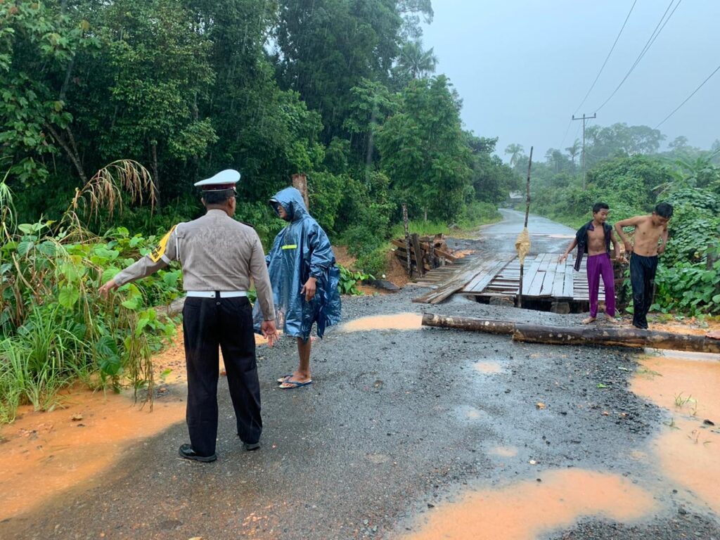 Jembatan Malar Hampir Putus, AKP Emsas Langsung Antisipasi