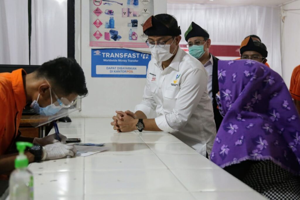 Pastikan Negara Hadir di Kawasan 3T, Mensos Sapa dan Saksikan Penyaluran Bansos di Natuna