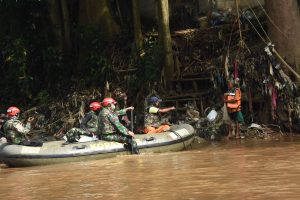 Kopassus Bersihkan Ciliwung, Warga Pun Dibagikan Paket Sembako