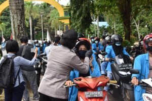 Saat Aksi Demo, Polwan Bagi-bagi Masker
