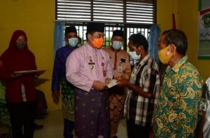 Di kantor UPT BPP Kecamatan Bantan, Pj. Bupati Bengkalis Serahkan 960 Kartu Tani