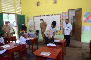 Memastikan Belajar Tatap Muka, Pjs Bupati Lingga Kunjungi Beberapa Sekolah
