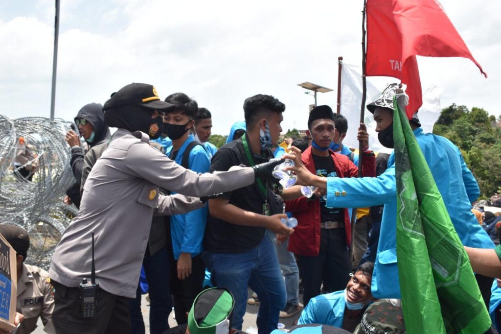Kehadiran Polwan di Aksi Unjuk Rasa, Jadi Penyujuk