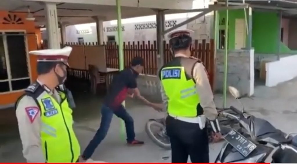 Lagi, Pemuda  Hancurkan Motornya Karena Ditilang