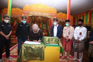 Rahma Resmikan Taman Bacaan Dan Sertakan Kaki Palsu di Penyengat