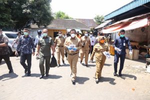 Tinjau Pasar, Pjs Gubernur dan Walikota Bagikan Masker ke Masyarakat