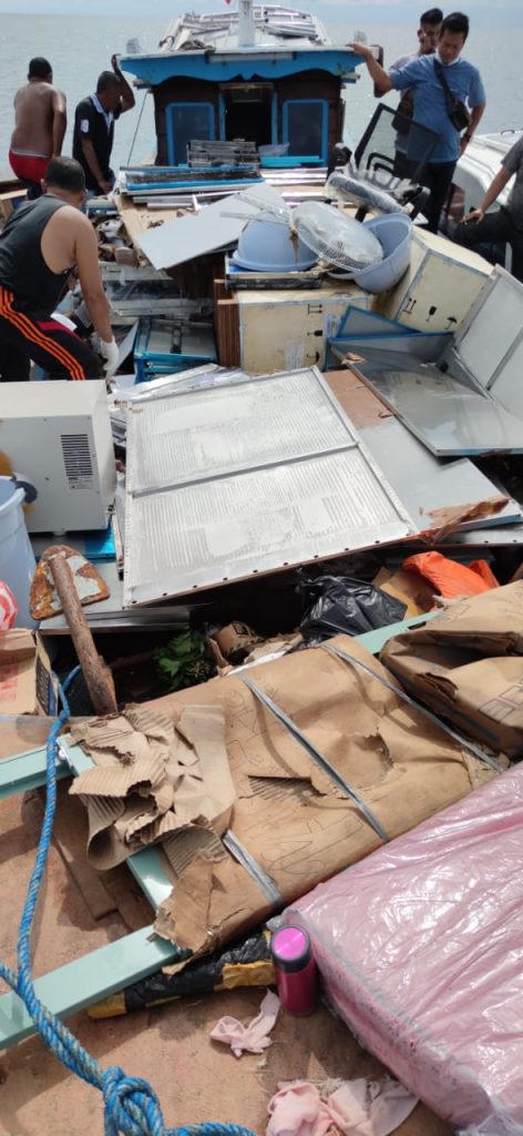 Kapal Berisi Alat-Alat Medis Tenggelam Usai Tabrak Karang