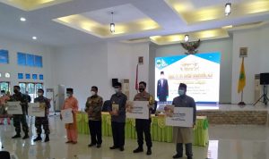 Pjs Gubernur Kepri Serahkan Masker, Pemkab Lingga Diminta Tekan Covid-19