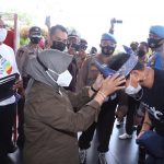 Baru Tiba di Tanjungpinang, Sandiaga Uno Dipasang Tanjak dan Batik Oleh Rahma