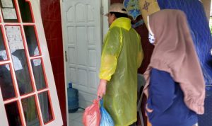 Sambangi Rumah Korban Banjir, Ade Angga Kembali Bagikan Nasi Bungkus dan Bingkisan