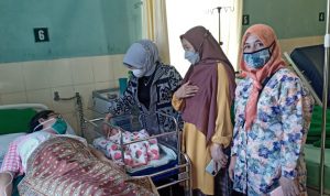 Hari Libur, Rahma Jenguk Warga di RSUD Tanjungpinang