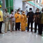 Ketua umum Partai Golkar, Berbagi Sejuta Kain Sarung dan Sajadah