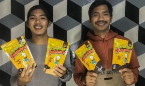 Kisah Pria Brewok Terpuruk Oleh Covid-19, Kini Berjualan Cemilan “2 Bersaudara”