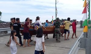 Bentuk Solidaritas, TNI dan Masyarakat Gotong Royong Perbaiki Perahu Nelayan di Marok Tua