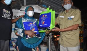 Penerapan PPKM, Kapolres dan Wartawan Kompak Bagi-bagi Sembako