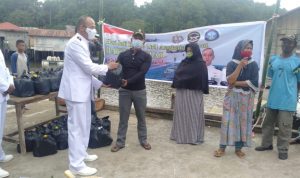 HUT TNI AL ke-76, Lanudal Matak Berikan Paket Sembako Untuk Masyarakat