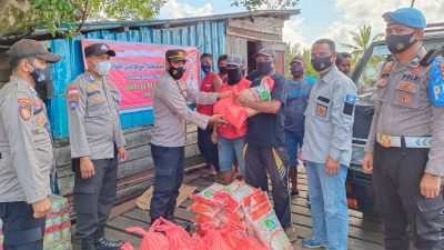 Polsek Daik Lingga Bagi-bagi Sembako ke Buruh Pelabuhan Kampung China