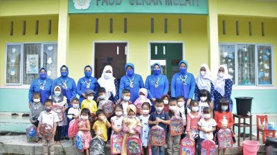 KORCAB IV DJA I Membagikan Bingkisan Kepada Guru dan Murid Dalam Kunjungannya