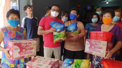 Jelang Imlek, Abun Bengkel Berbagi Paket Sembako