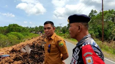 Tanah Galian Proyek Kabel Optik Tertumpuk di Aspal, Rambu Jalan Ikut Rusak