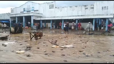 Cuaca Ekstrim disertai Hujan Deras Membuat Pasar Wameo Terendam Banjir