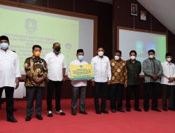 Ansar Serahkan Bantuan Hibah Rumah Ibadah se-Kota Batam