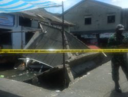 Pasar Ikan Kembali Roboh, Anak Kecil Tangannya Terjepit Robohan Beton